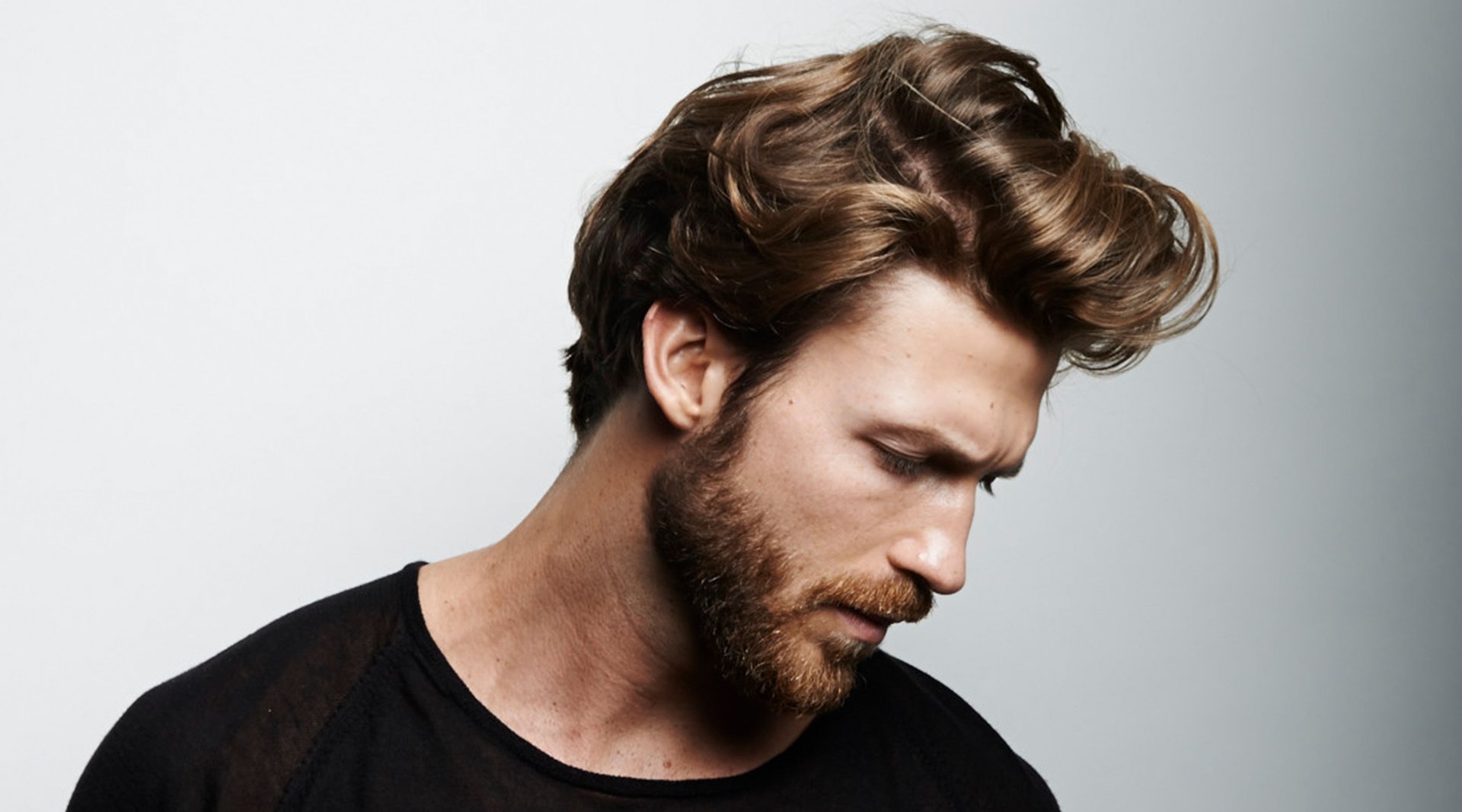 Mann blickt zur Seite